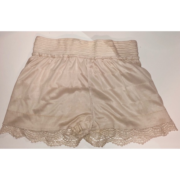 SOLD - Tiered Crochet Lace Shorts with Scallop Hem - Picture 4 of 8